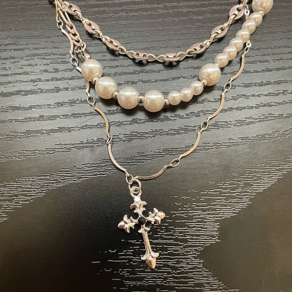 Elegant Pearl and Silver Layered Necklace - Picture 3 of 5